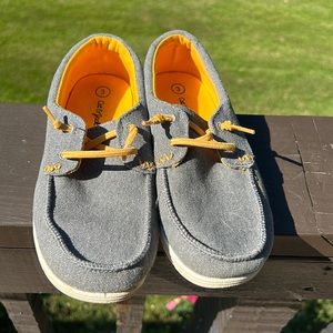 GUC Cat & Jack slip on shoes size 3.